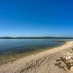 Vakantiehuis Lara, Family Retreat With Sea View & Pool