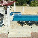 Lara, Family Retreat With Sea View & Pool *