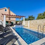Lara, Family Retreat With Sea View & Pool Hébergement de vacances Sveti Filip i Jakov