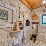 Hébergement de vacances Lara, Family Retreat With Sea View & Pool