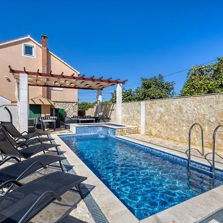 Villa Olive Haven, Family Pool Retreat Casa vacanze Sveti Filip i Jakov