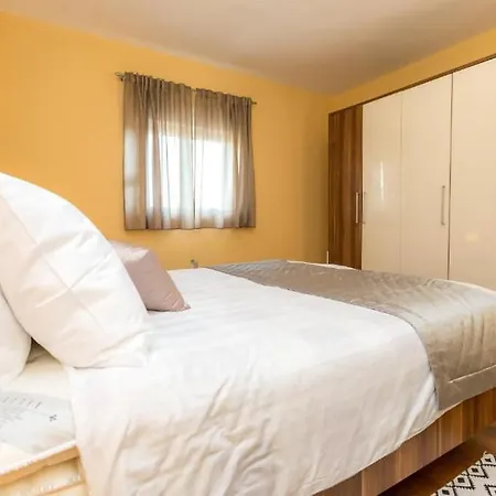 Vakantiehuis Lara, Family Retreat With Sea View & Pool Sveti Filip i Jakov