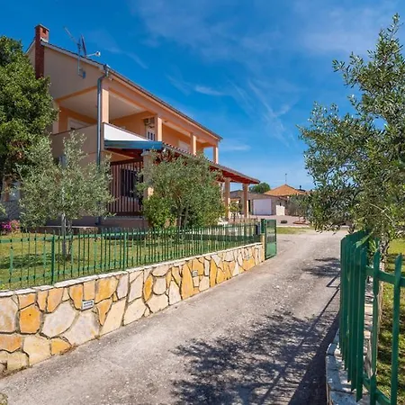 Vakantiehuis Lara, Family Retreat With Sea View & Pool *