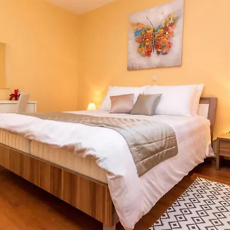 Lara, Family Retreat With Sea View & Pool *