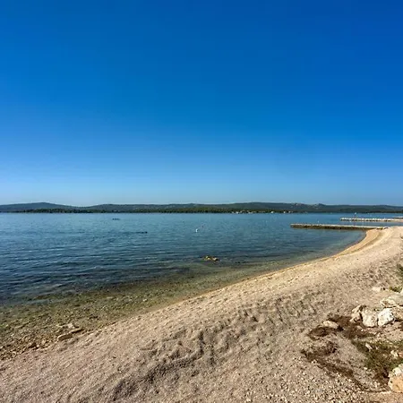 Vakantiehuis Lara, Family Retreat With Sea View & Pool