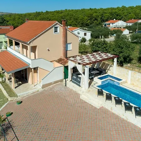 Lara, Family Retreat With Sea View & Pool