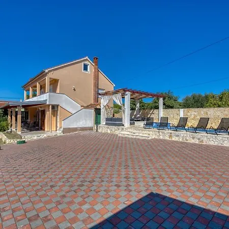 Hébergement de vacances Lara, Family Retreat With Sea View & Pool *