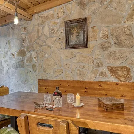 Vakantiehuis Lara, Family Retreat With Sea View & Pool