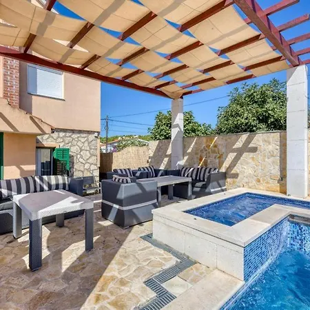 Lara, Family Retreat With Sea View & Pool Vakantiehuis Sveti Filip i Jakov