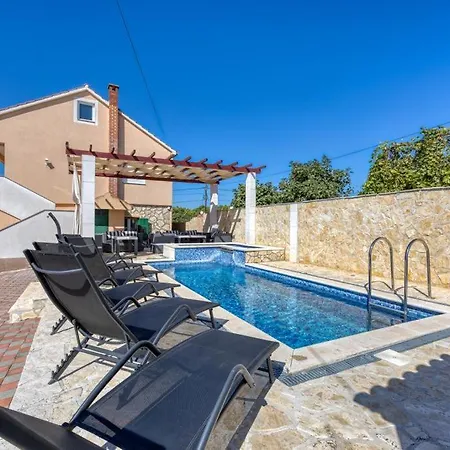 Lara, Family Retreat With Sea View & Pool *