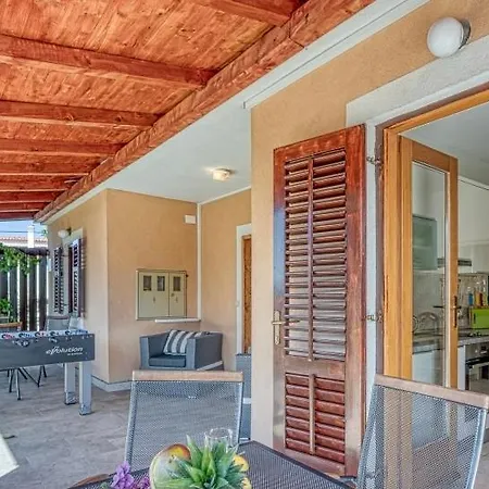 Vakantiehuis Lara, Family Retreat With Sea View & Pool