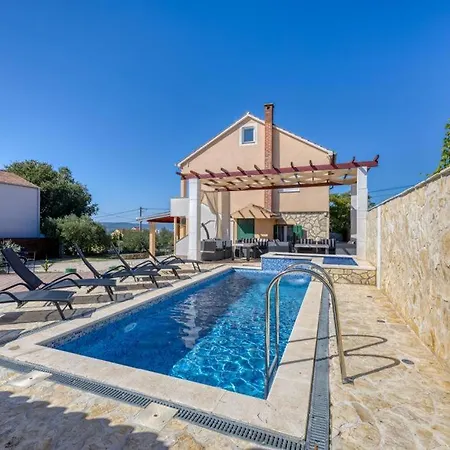 Villa Olive Haven, Family Pool Retreat Casa vacanze *