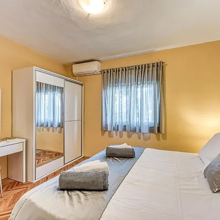 Lara, Family Retreat With Sea View & Pool Vakantiehuis Sveti Filip i Jakov