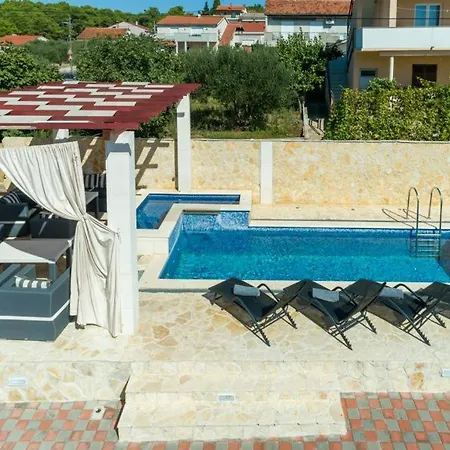 Villa Olive Haven, Family Pool Retreat Casa vacanze *