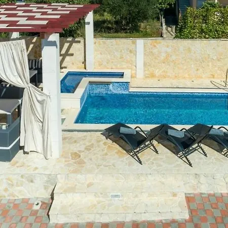 Villa Olive Haven, Family Pool Retreat *