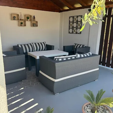 Olive Haven, Family Pool Retreat Feriehus