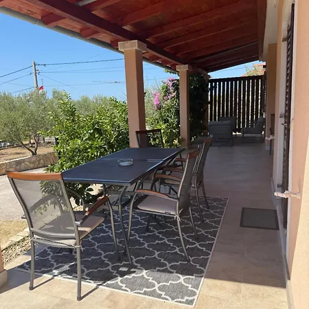 Prázdninový dům Olive Haven, Family Pool Retreat Sveti Filip i Jakov
