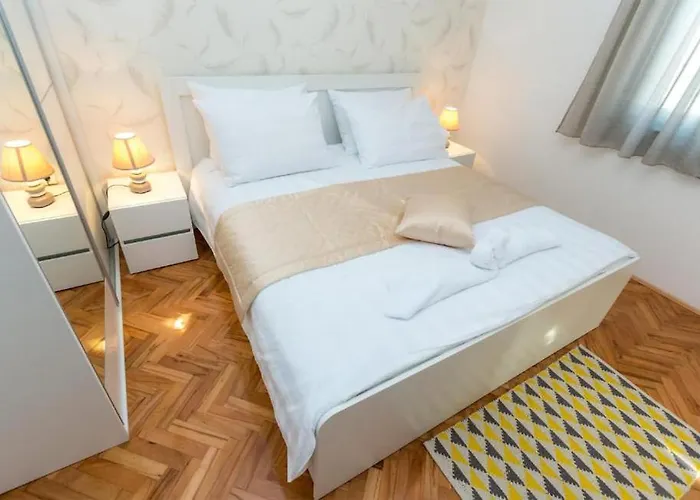 Lara, Family Retreat With Sea View & Pool *