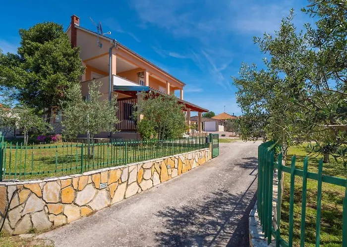 Дом отдыха Lara, Family Retreat With Sea View & Pool *