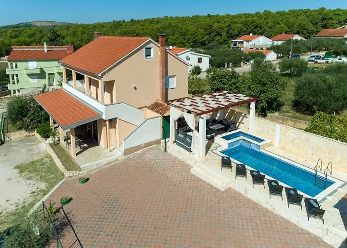 Lara, Family Retreat With Sea View & Pool
