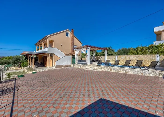 Дом отдыха Lara, Family Retreat With Sea View & Pool *