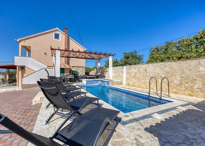 Lara, Family Retreat With Sea View & Pool *