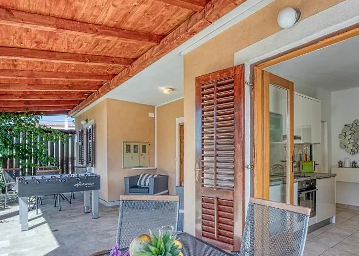 Дом отдыха Lara, Family Retreat With Sea View & Pool