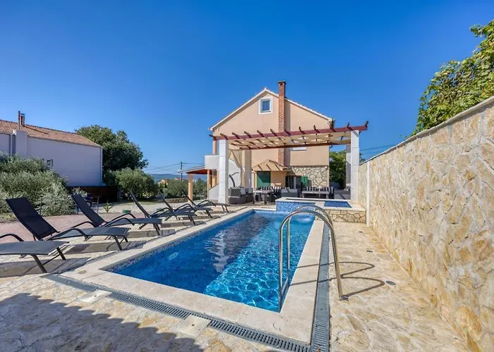 Lara, Family Retreat With Sea View & Pool Дом отдыха *
