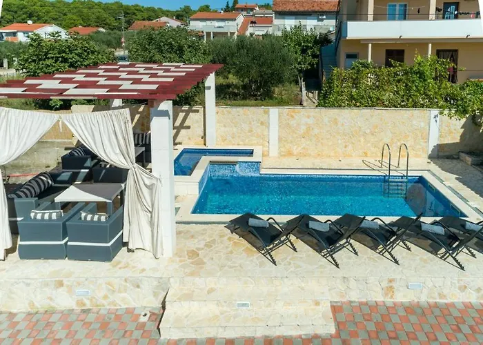 Lara, Family Retreat With Sea View & Pool Дом отдыха *