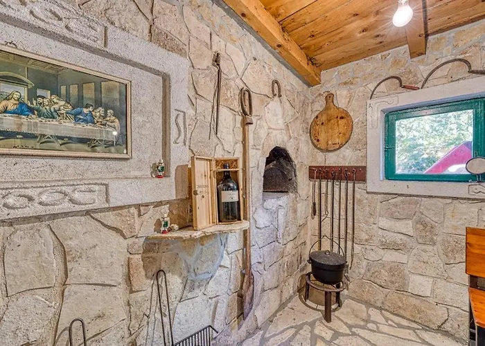 Дом отдыха Lara, Family Retreat With Sea View & Pool