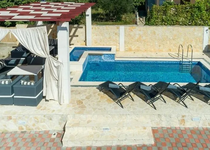 Lara, Family Retreat With Sea View & Pool *